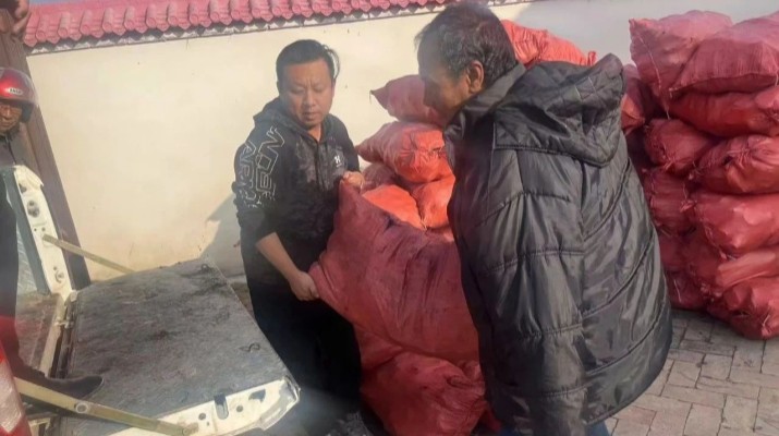 集團駐村工作隊開展“寒冬送溫暖，關愛暖人心”慰問活動